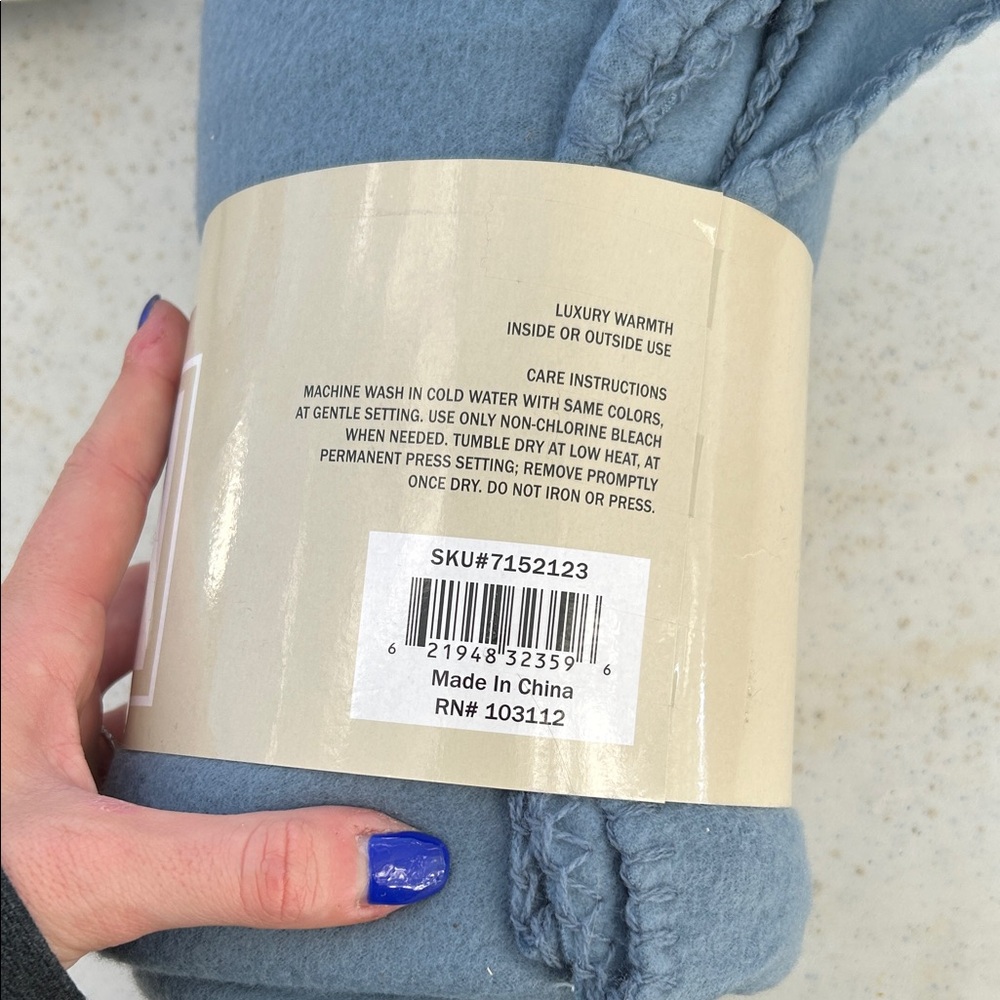 Manhattan Heights Blue Polar Fleece Throw - Picture 2 of 3
